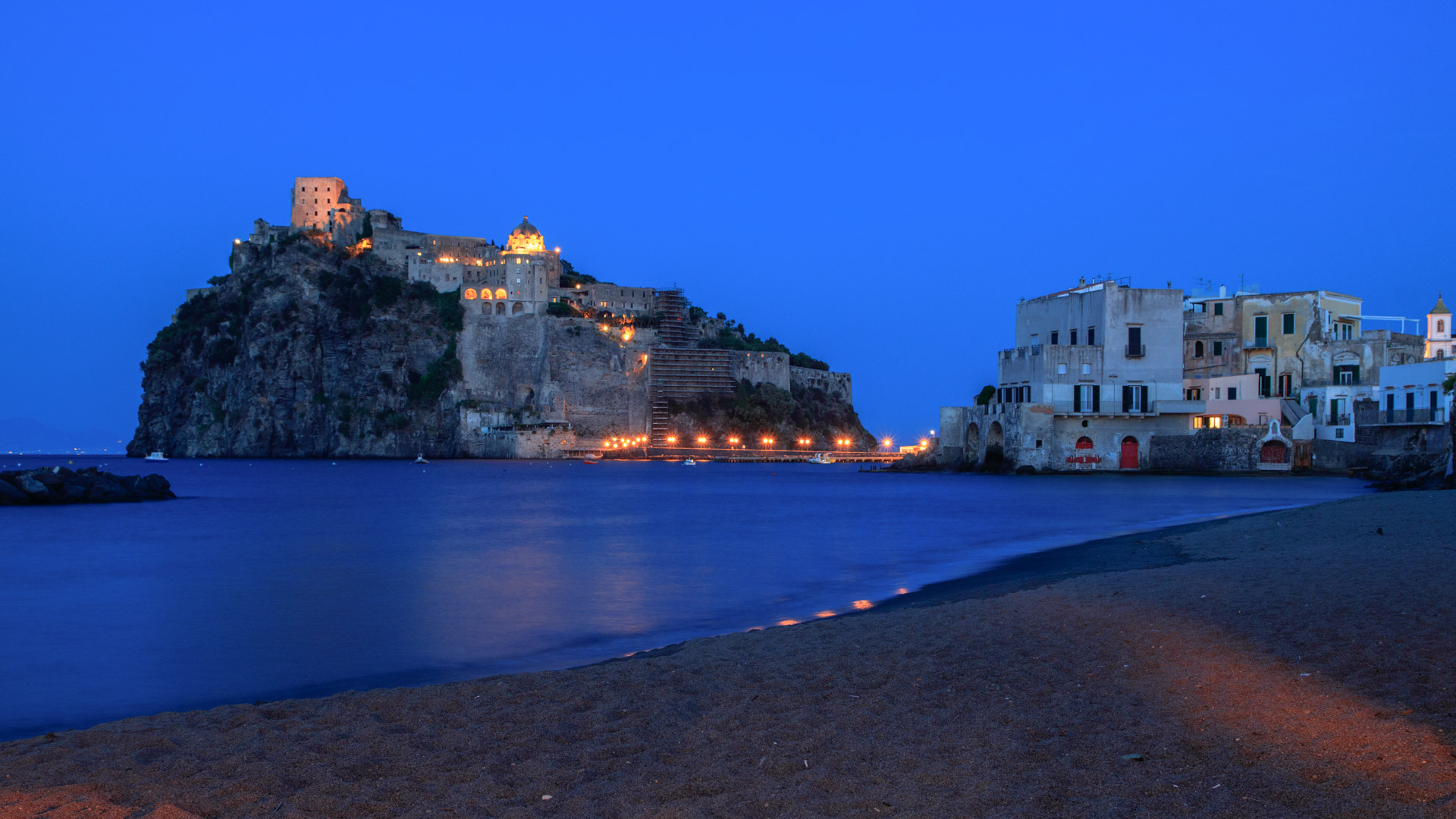 Italien - Ischia - Blaue Stunde am Castello Aragonese Italien - Ischia - Blaue Stunde am Castello Aragonese